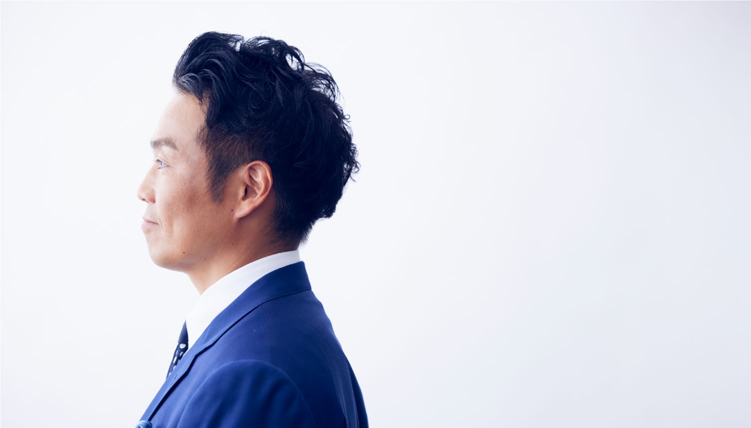 横を向く松島洋行